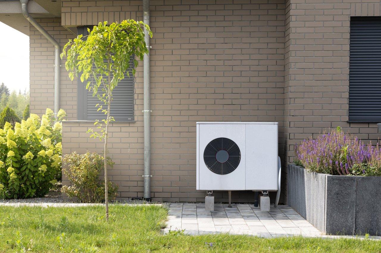 Maison neuve équipée d'une pompe à chaleur air-eau et de panneaux solaires pour une solution de chauffage économique et durable.