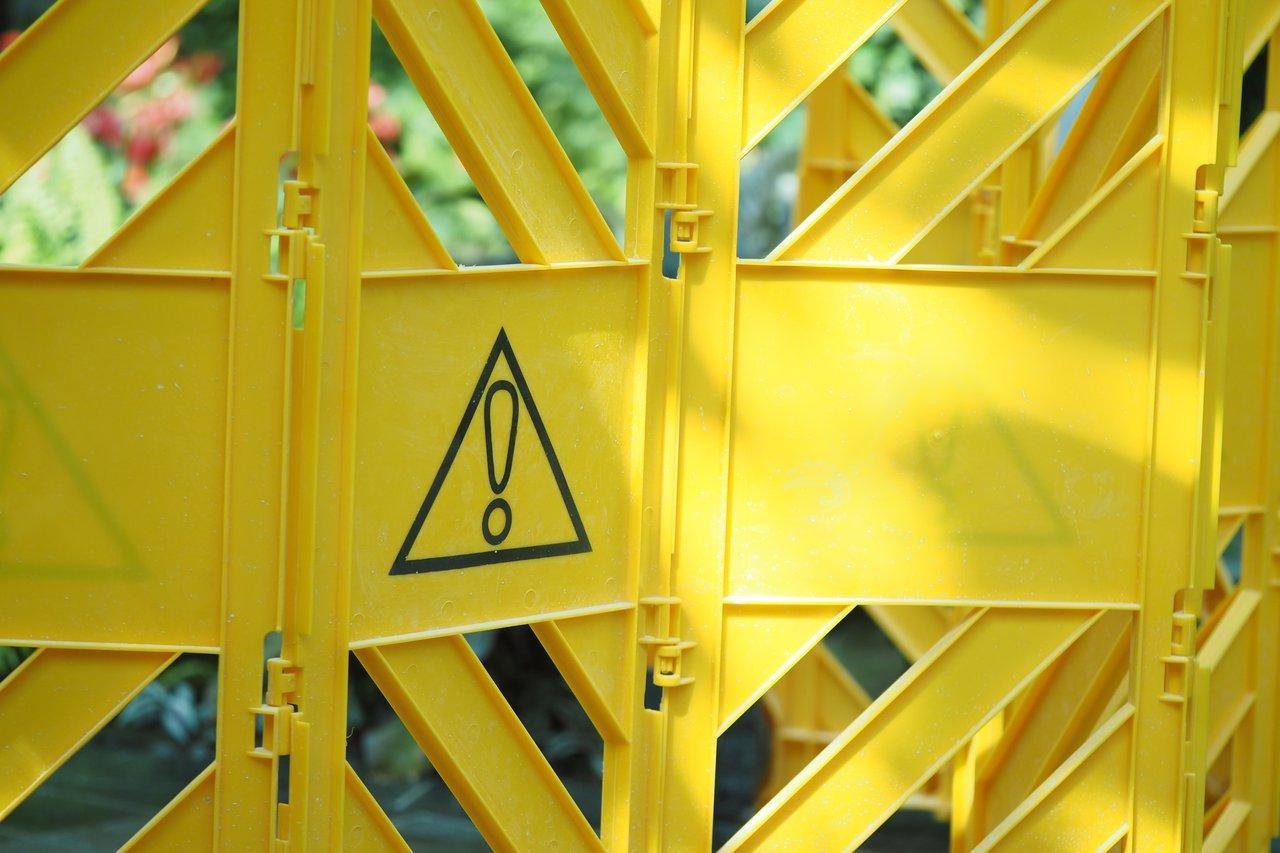 Mur de chantier avec signalisation de sécurité et informations essentielles pour une communication efficace sur le site de construction.