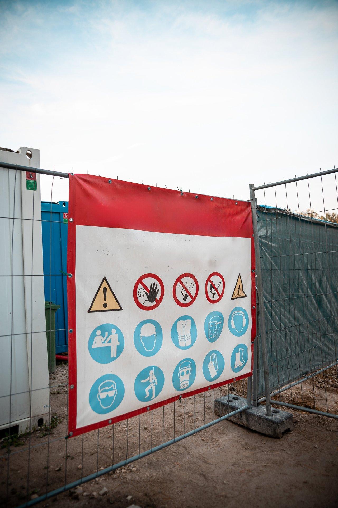 Panneau d'affichage de la déclaration préalable sur un chantier, essentiel pour connaître les recours des voisins.