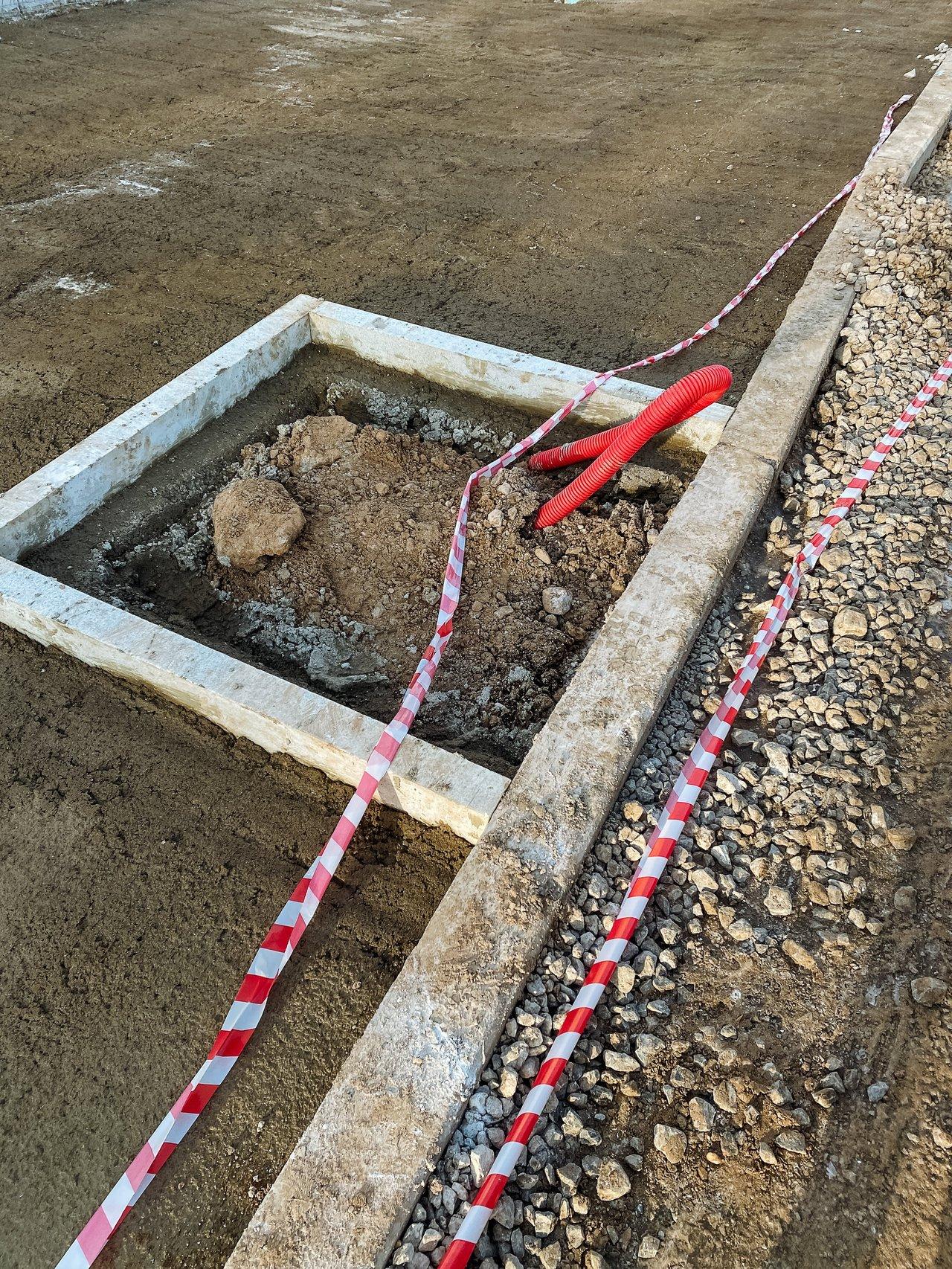 Planification des étapes clés pour la connexion aux réseaux (eau, électricité, gaz) d'un terrain isolé en 2026.