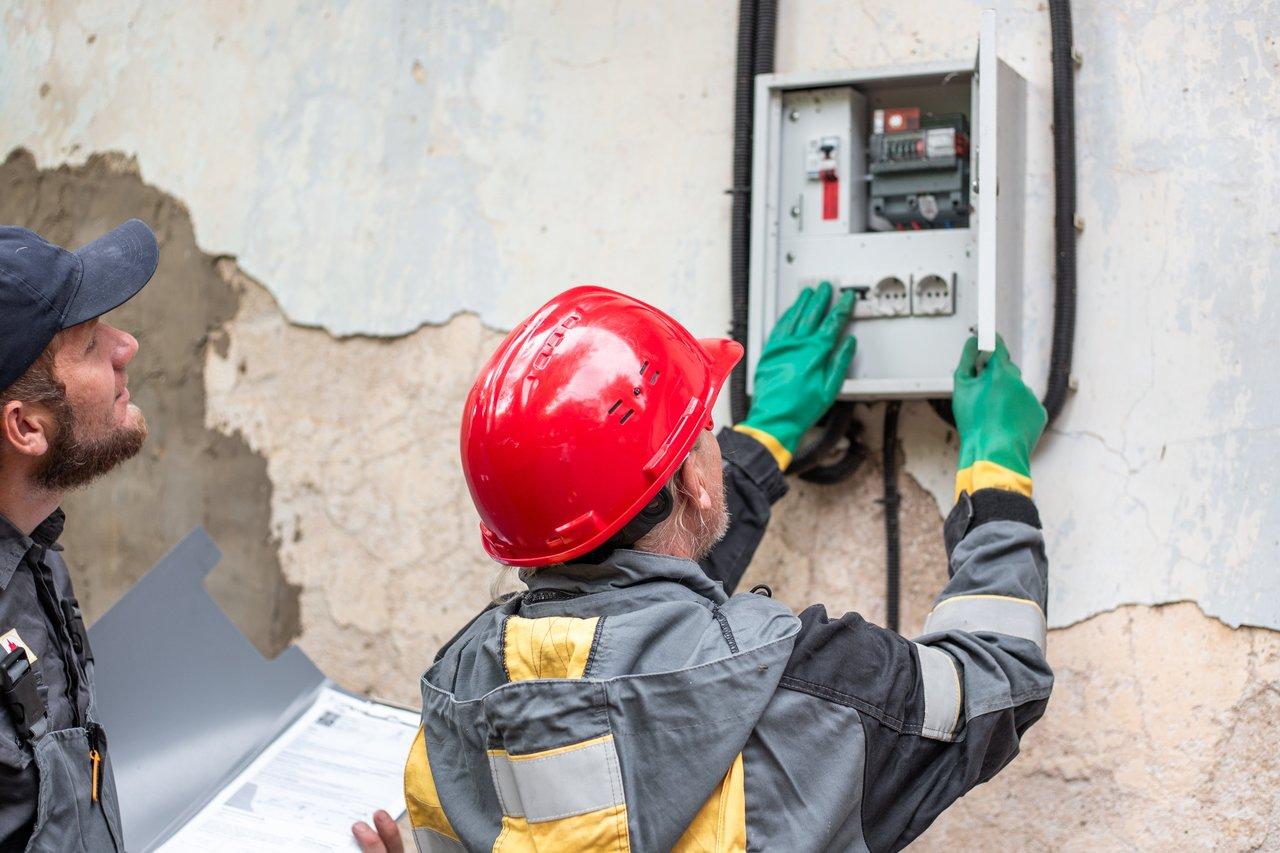 Rapport d'expertise électrique révélant une installation électrique dangereuse dans un cabinet résidentiel.