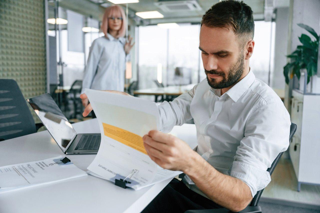 Remise en mains propres d'une lettre de contestation d’augmentation de charges avec accusé de réception.