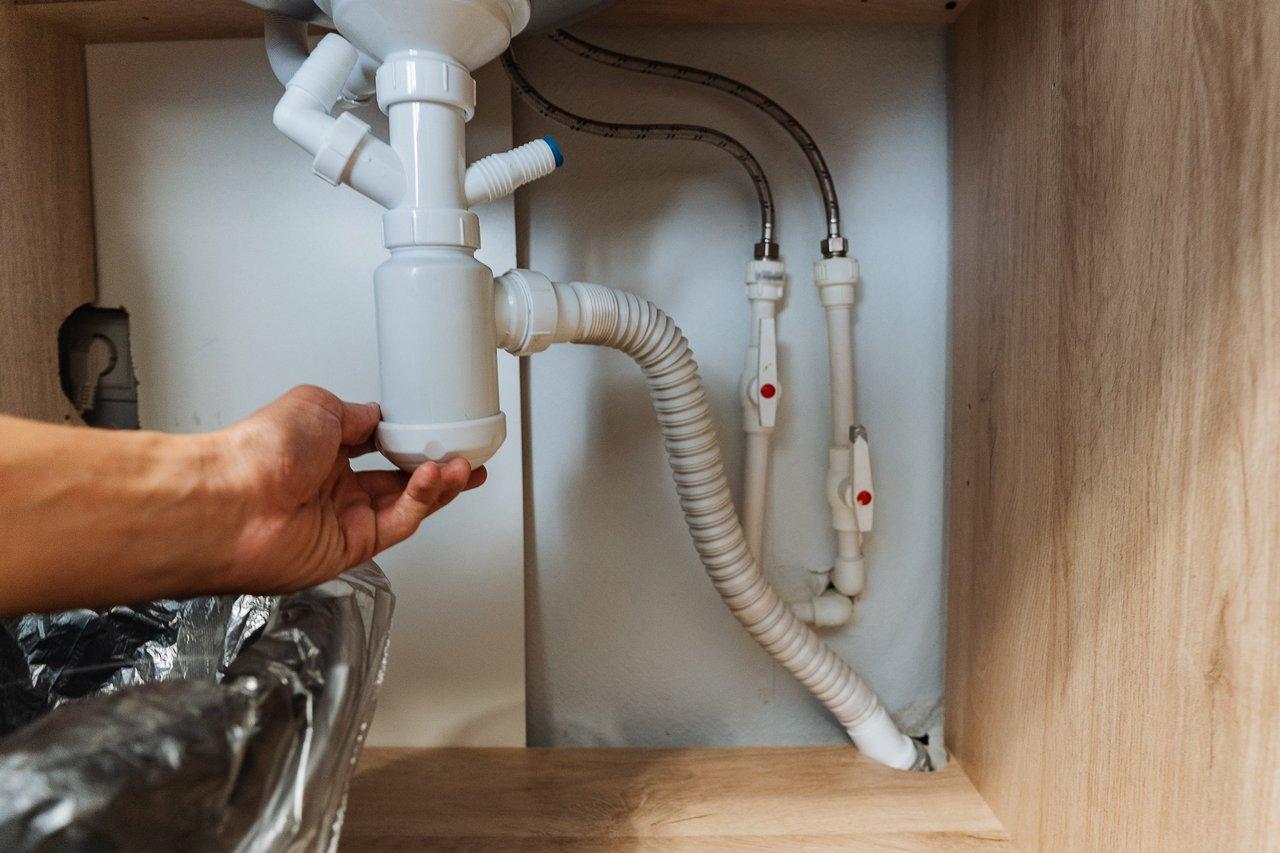 Rénovation d'une ancienne cuisine : travaux de plomberie, électricité et mise à niveau des installations.