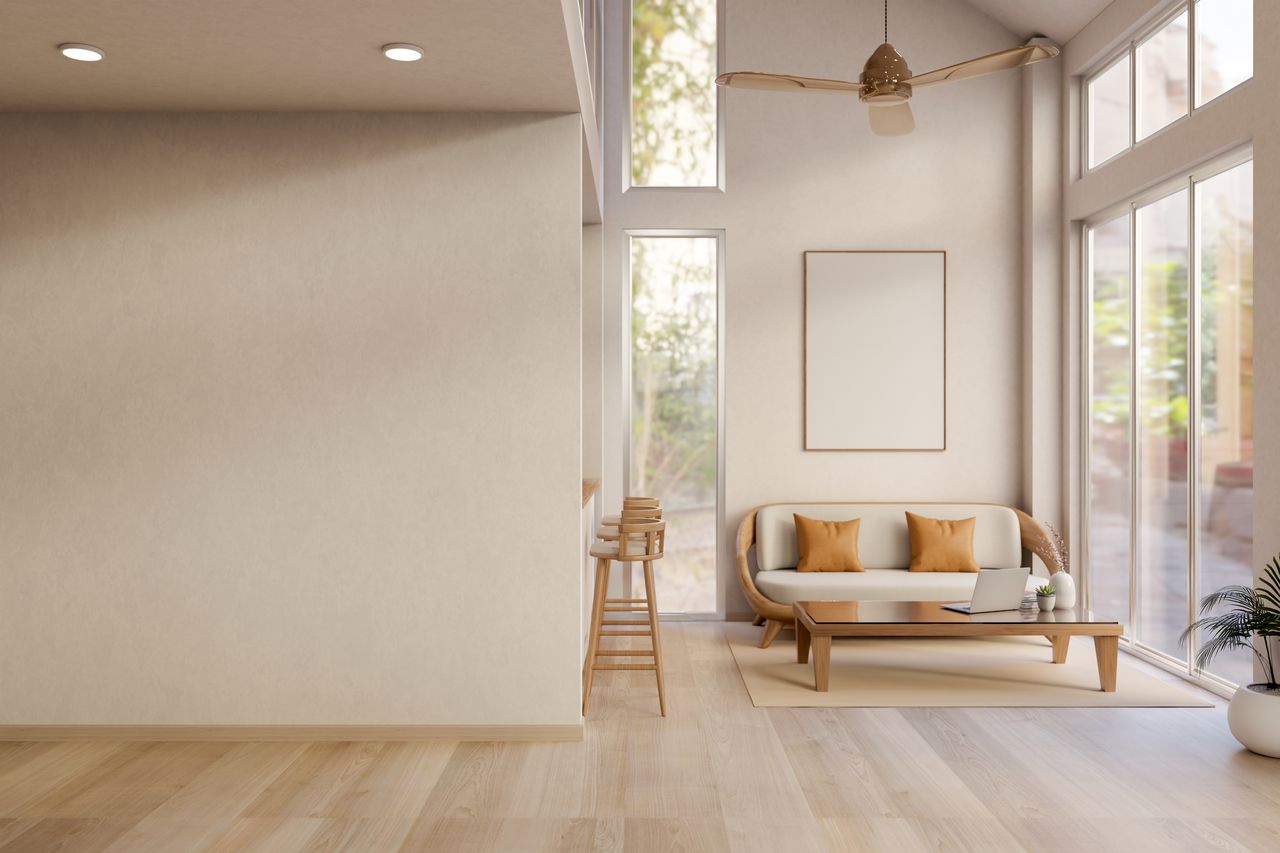 Salon de maison de 100 m² avec plusieurs climatiseurs muraux et unité extérieure visible.