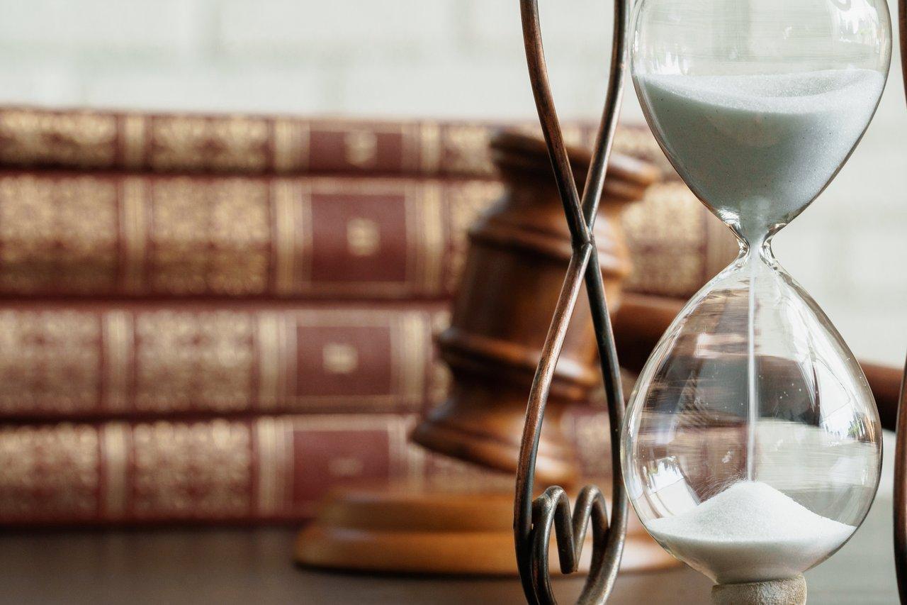 Schéma chronologique illustrant les étapes clés du recours des voisins après déclaration préalable dans une procédure judiciaire.