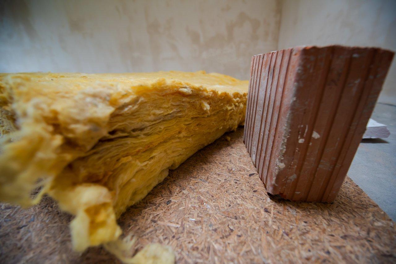 Schéma comparatif de l’isolation thermique par l’intérieur et par l’extérieur, illustrant ponts thermiques et épaisseurs d’isolants.