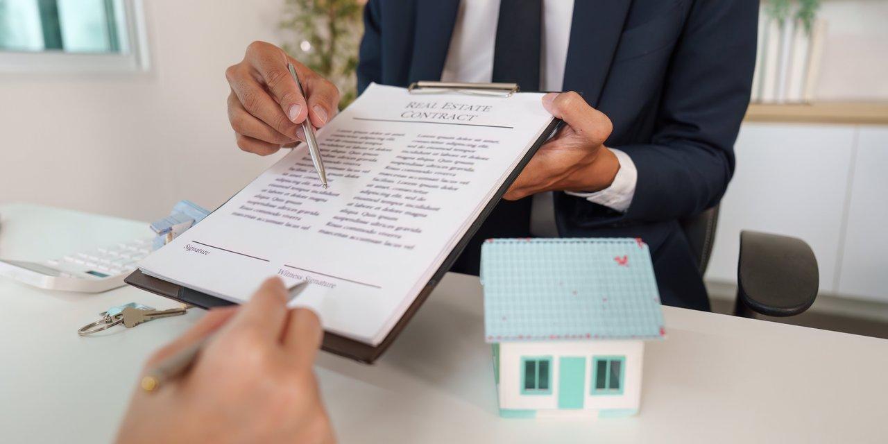 Schéma comparatif illustrant les obligations et conséquences financières des compromis et promesses de vente en immobilier.