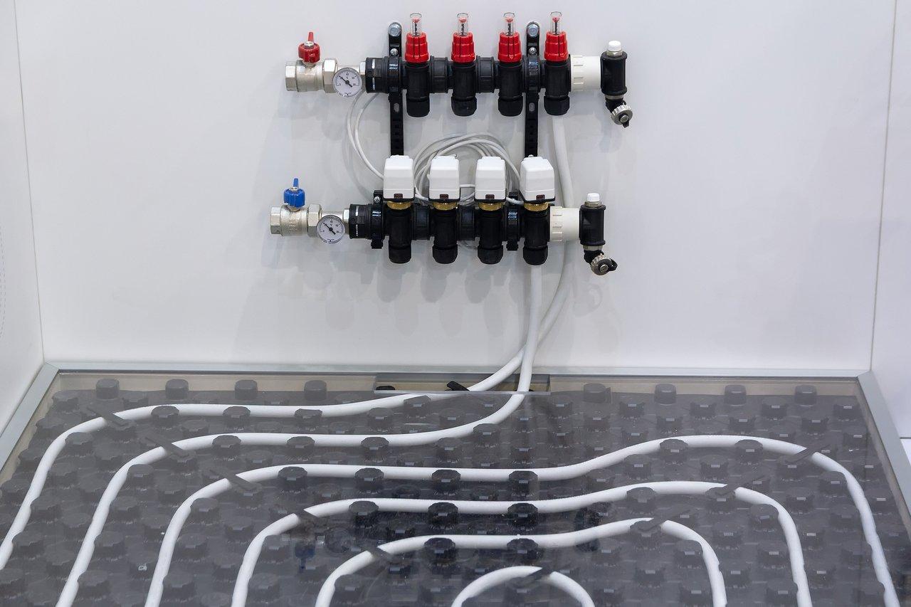 Schéma d’un hydronic underfloor heating system connecté à une pompe à chaleur air/eau lors d'une exposition.