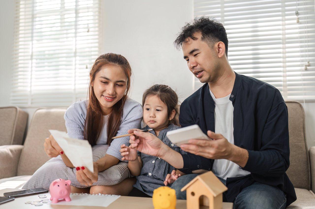 Session de planification familiale pour un budget mensuel, essentiel dans le calcul du reste à vivre avec enfants.