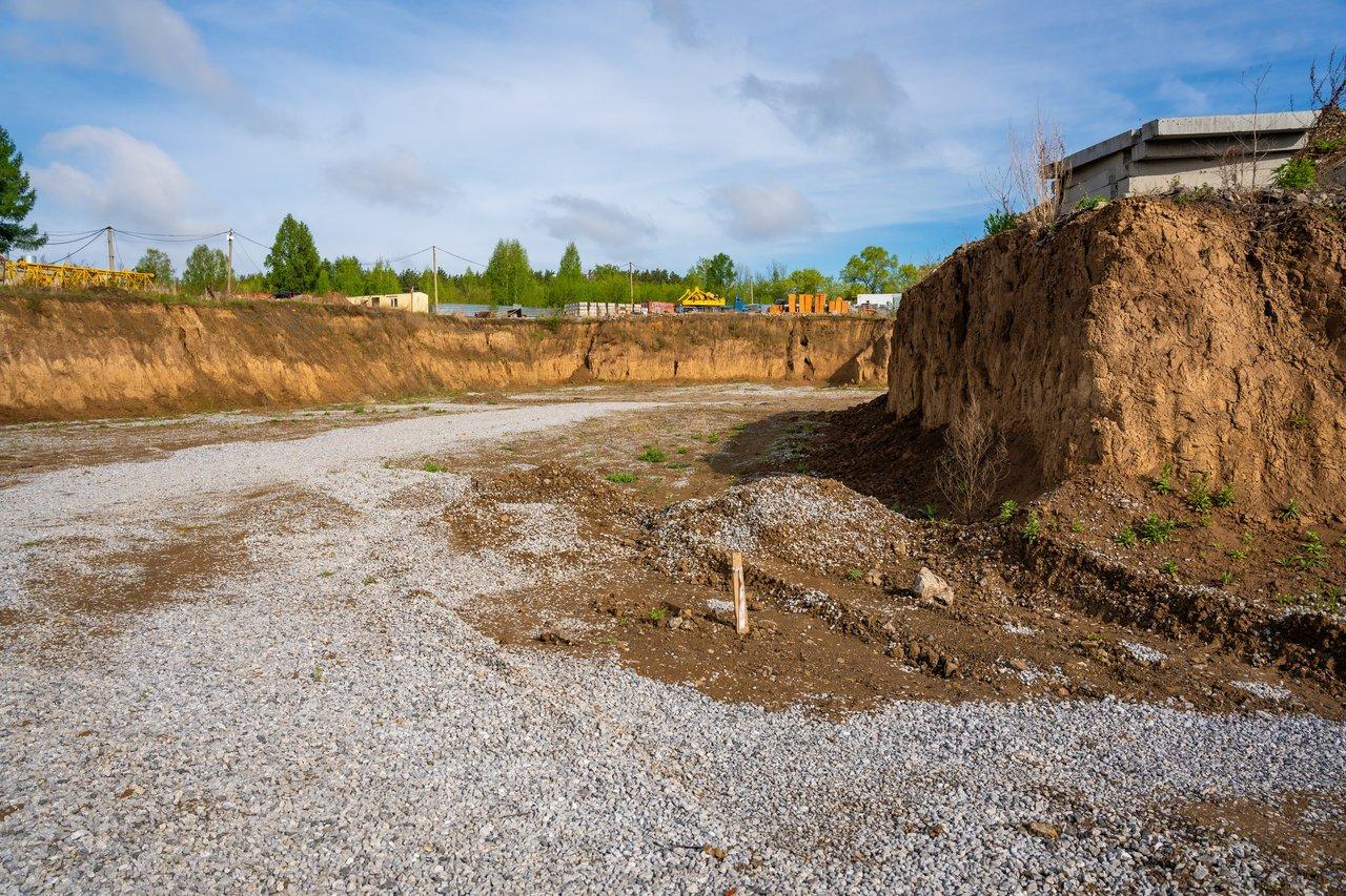 Site de test géotechnique du sol préparé pour l’étude de fondations d’une maison plain-pied.