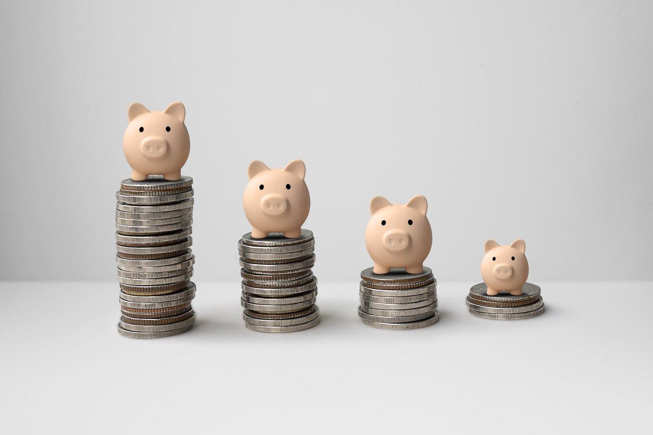 Tableau de comparaison des économies mensuelles et revenus complémentaires pour économiser 10 000 euros sur un projet immobilier.