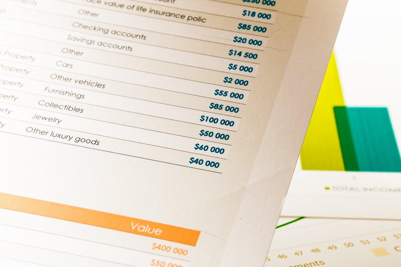 Tableau des critères bancaires essentiels pour obtenir un crédit immobilier, incluant incidents, épargne et régularité.