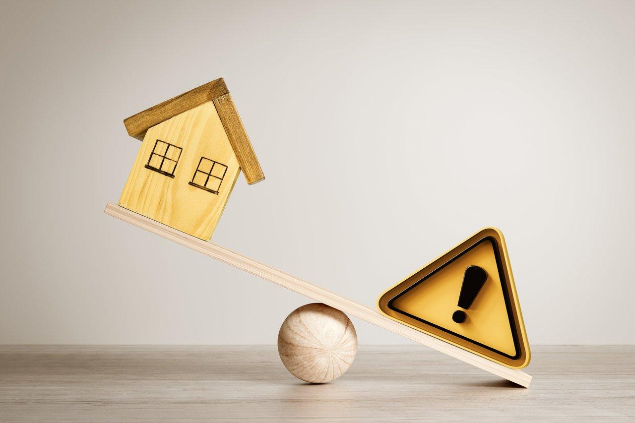 Tableau illustrant les risques liés aux retards de déblocage des fonds immobiliers et leur impact.