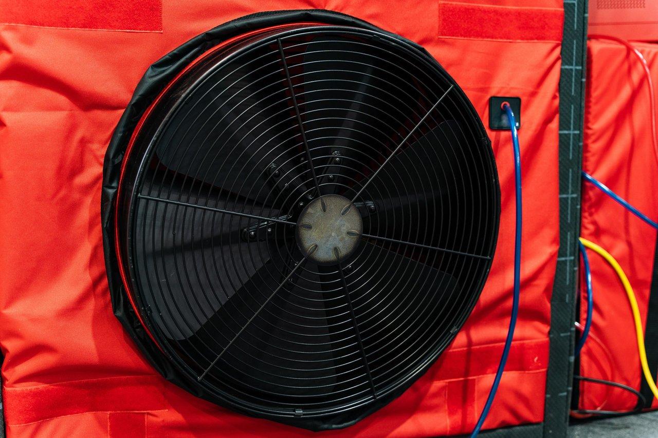 Test d'étanchéité à l'air avec blower door sur une maison neuve pour garantir conformité et performance en 2026.