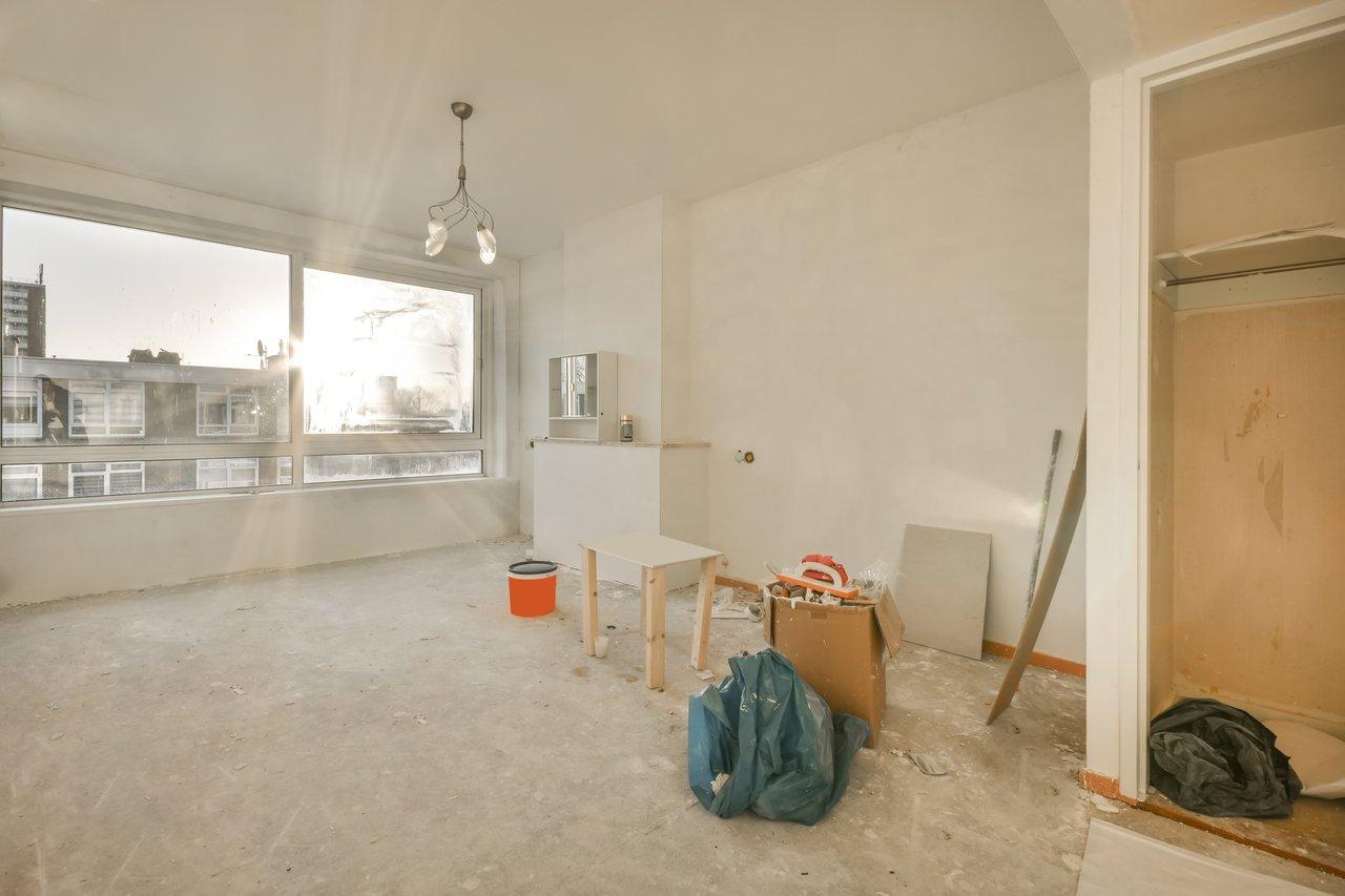 Transformation d'une cloison non porteuse entre cuisine et salon avant et après rénovation.