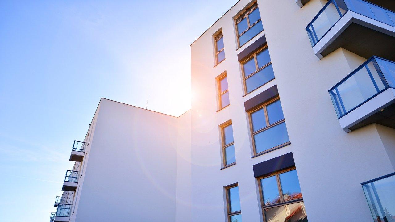 Un diagnostiqueur certifié réalise un DPE dans un appartement moderne pour évaluer sa performance énergétique.