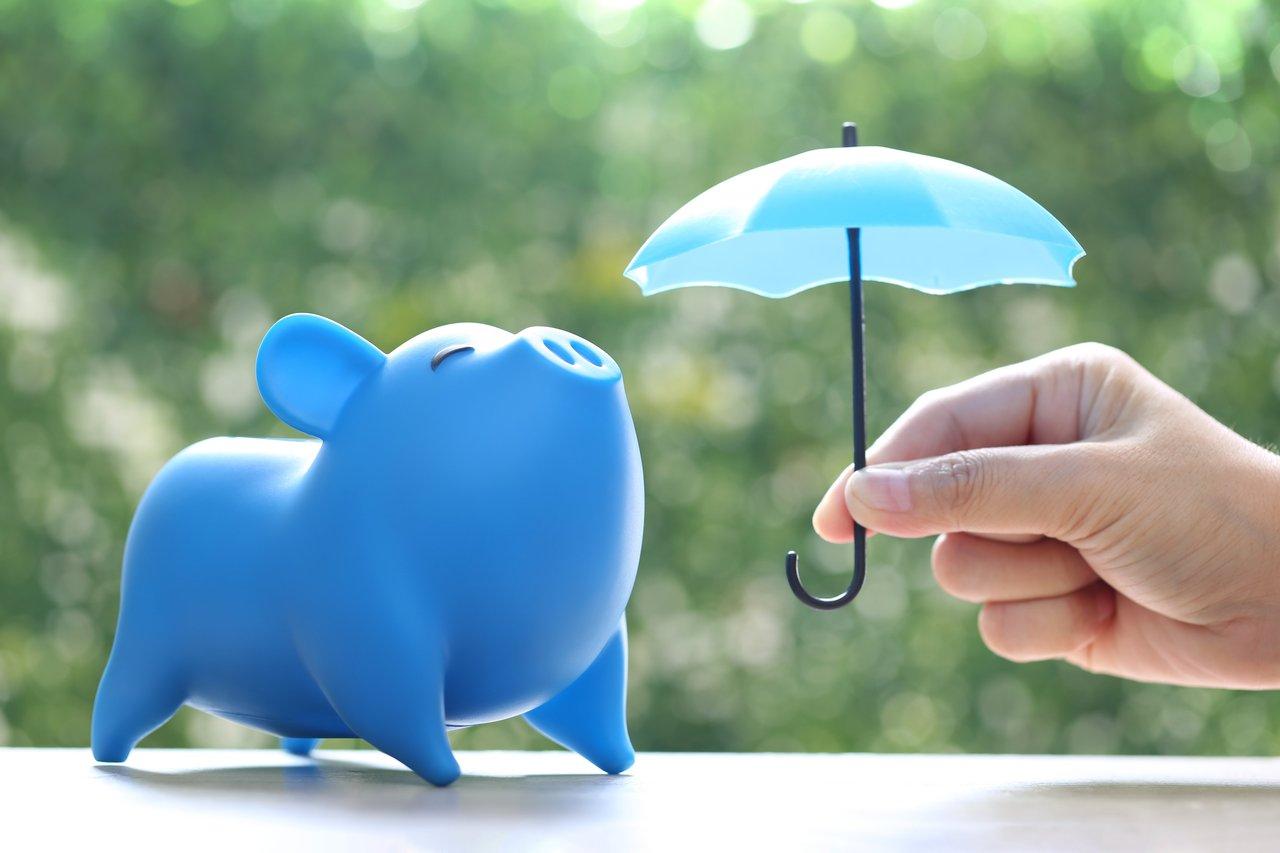 Un emprunteur compare en ligne différentes options d’assurance prêt immobilier pour choisir la meilleure offre.