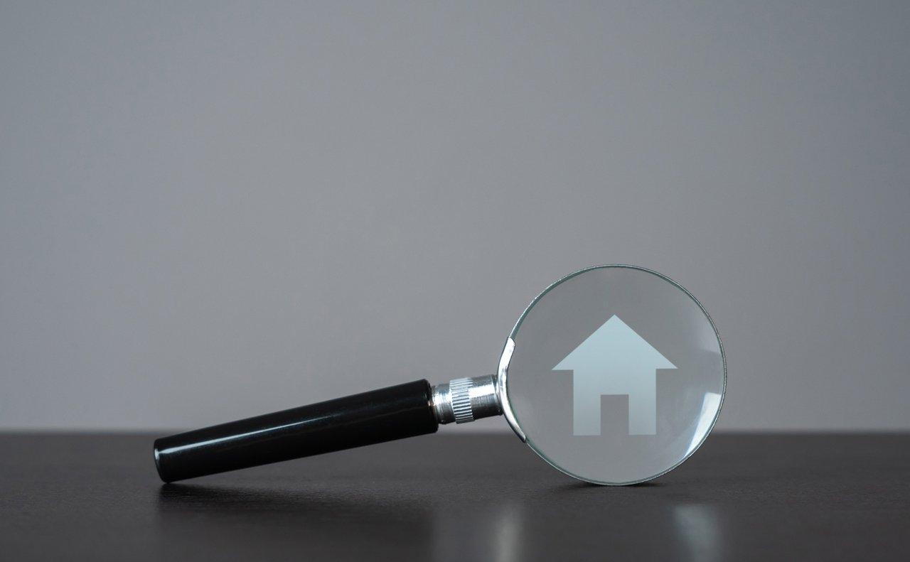 Une inspection immobilière approfondie réalisée par un professionnel lors de la visite d’un bien immobilier.