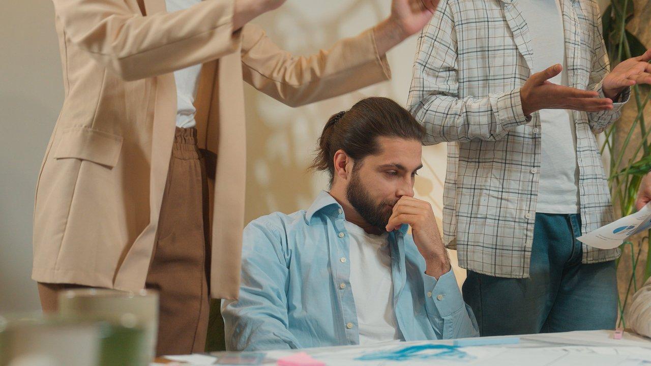 Une réunion conflictuelle entre copropriétaires, illustrant un tenant participant à une assemblée générale pour contester une augmentation de charges.