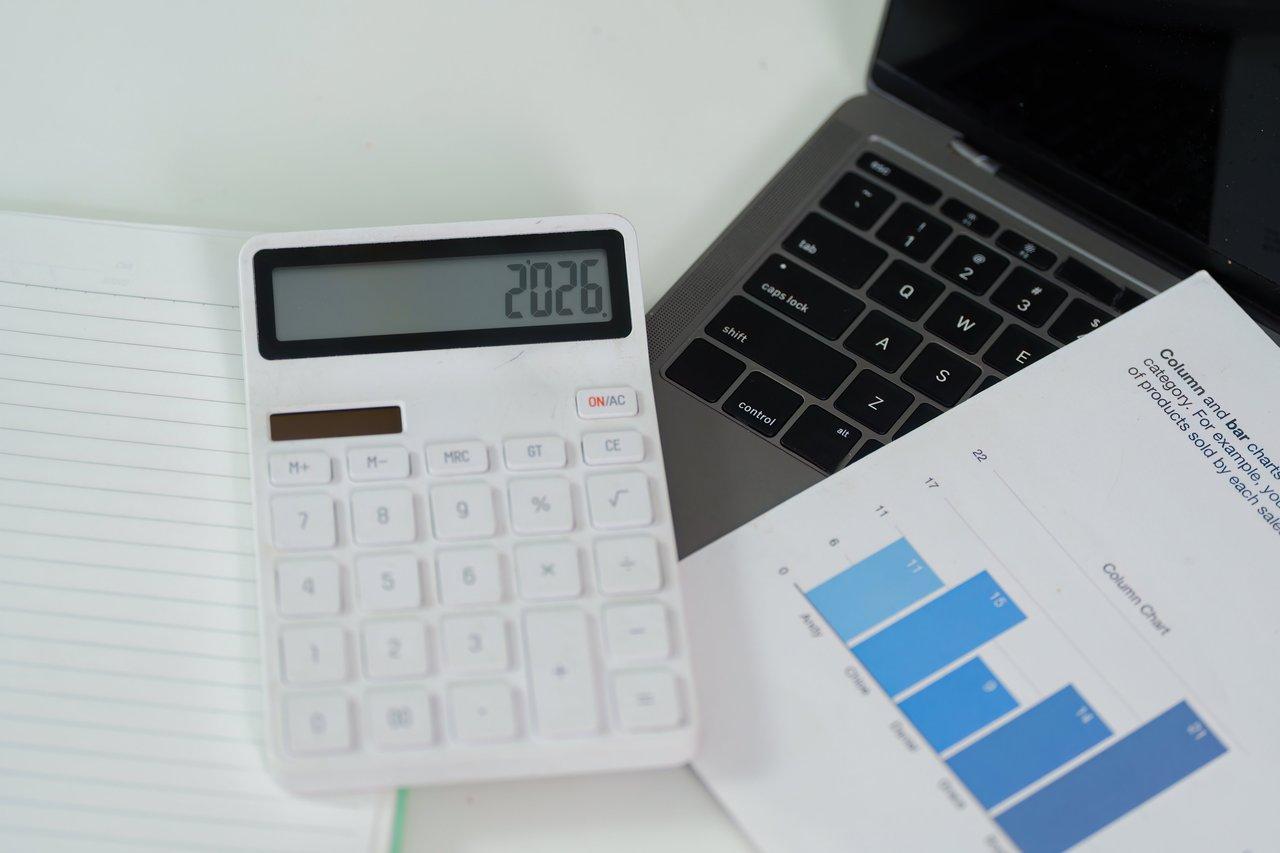 Utilisation d'un online mortgage calculator sur ordinateur portable pour comparer efficacement les annonces immobilières.