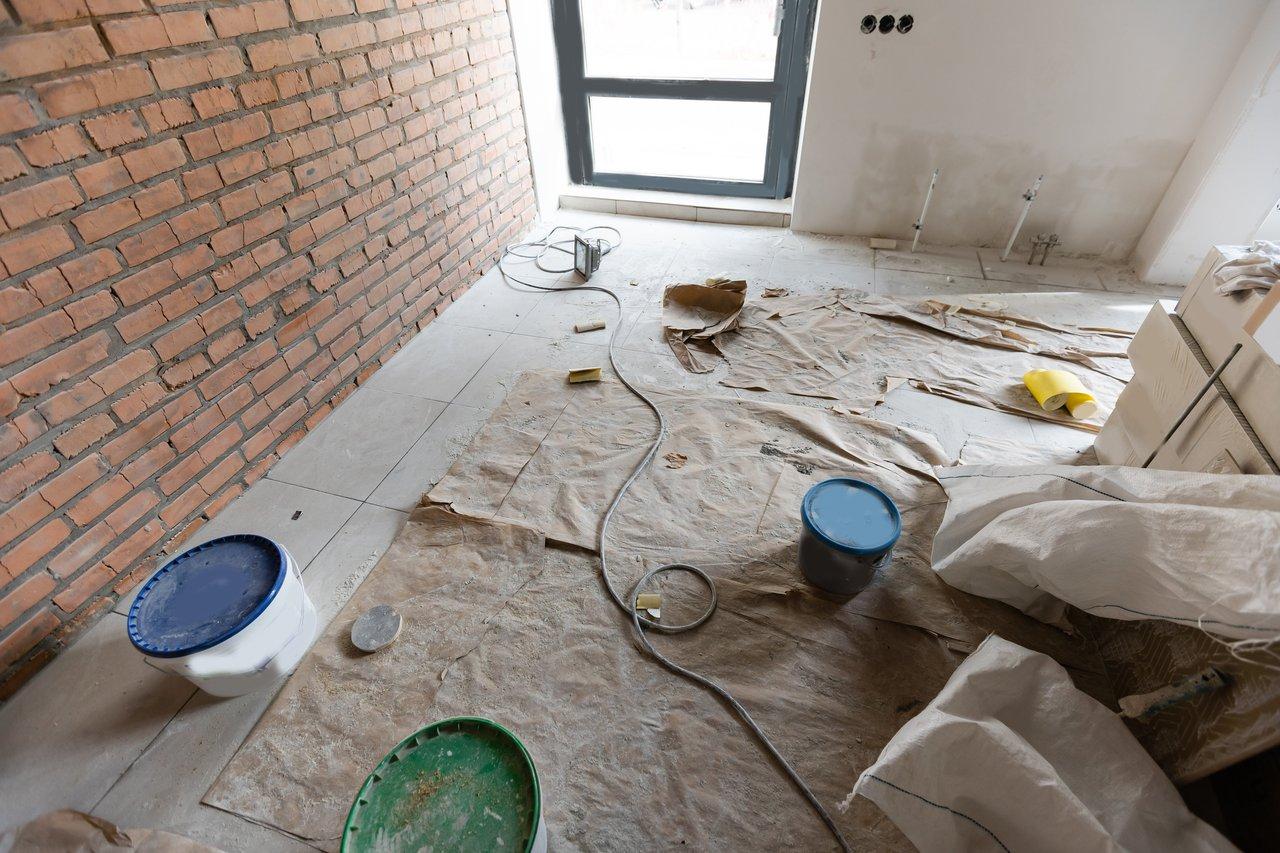 Vue d'un site de rénovation maison en cours, avec artisans et outils pour une gestion efficace.